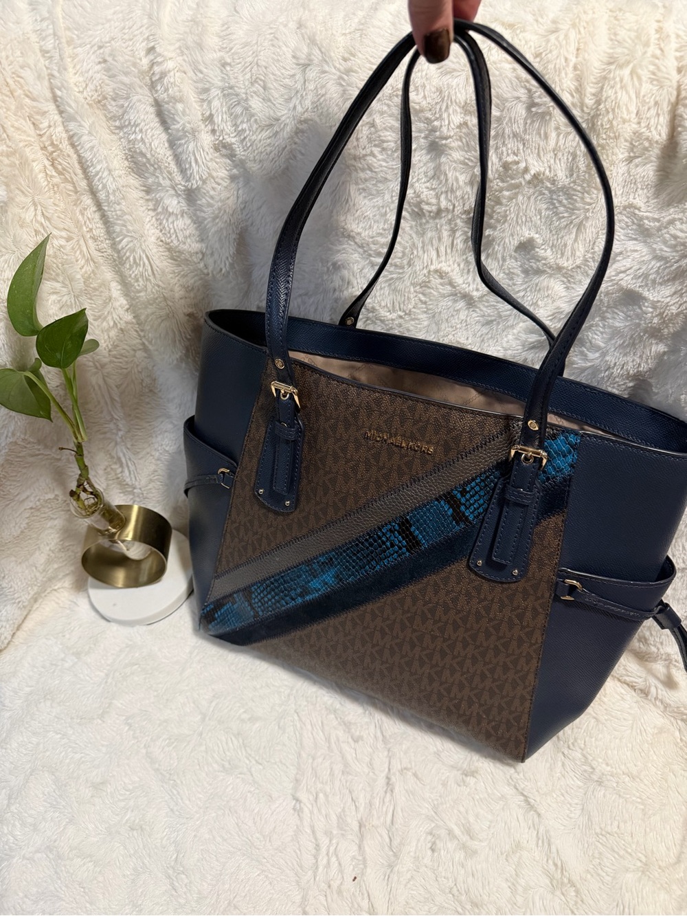 Michael Kors Voyager Tote in navy multi features adjustable shoulder straps
